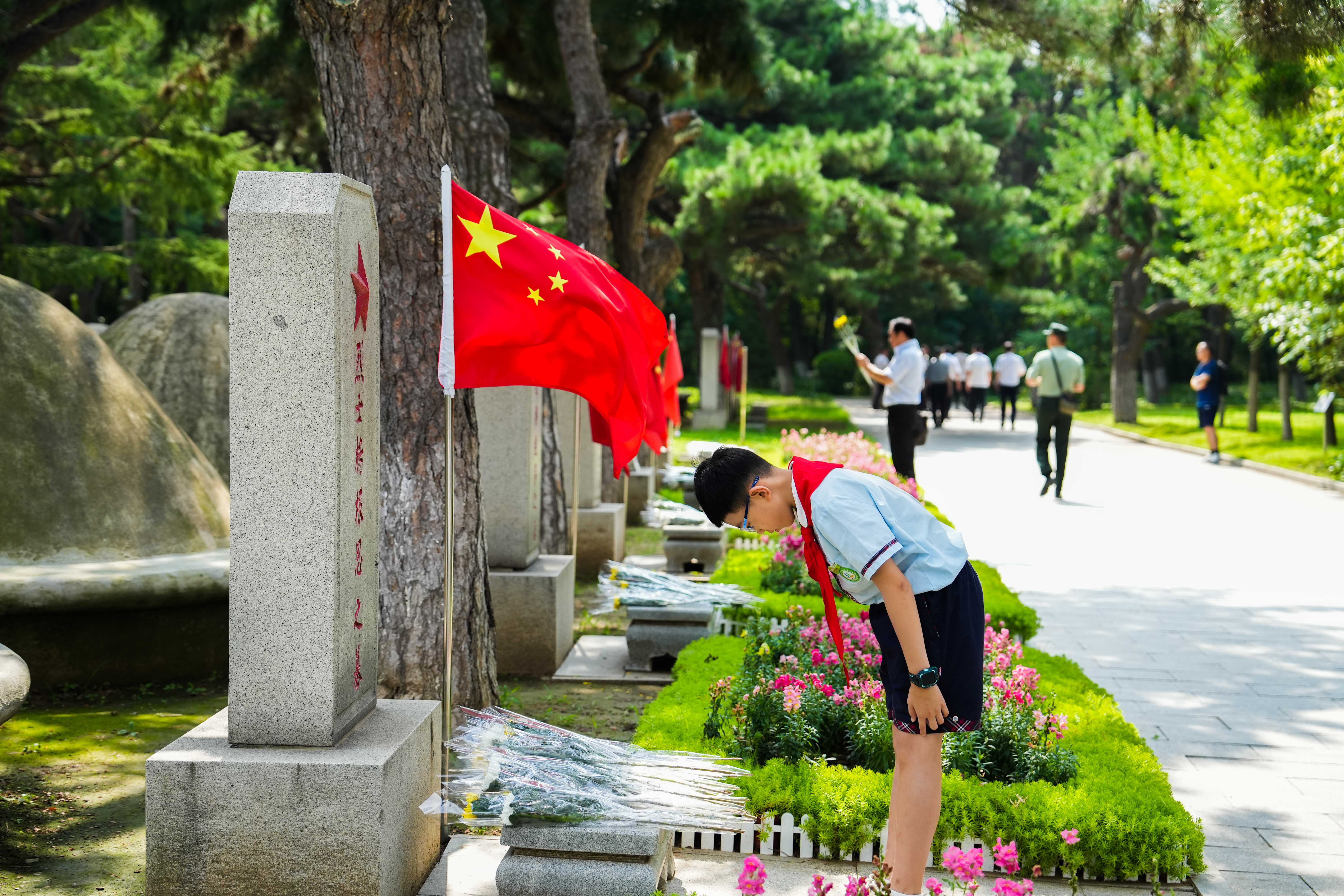 7月27日，志愿军老战士、烈士后人、少先队员代表等来到沈阳抗美援朝烈士陵园，缅怀先烈、致敬英雄。人民网记者 邱宇哲摄