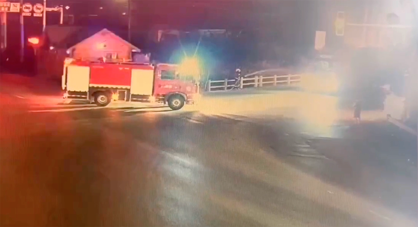 监控画面显示消防车与起火罐车成功“相遇”。辽宁省消防救援总队供图