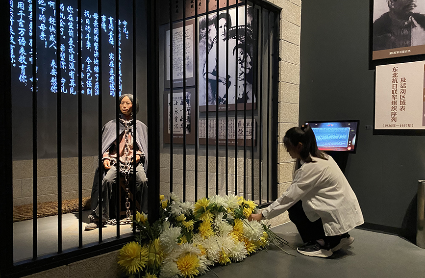 參觀市民向抗日英烈敬獻菊花。沈陽“九一八”歷史博物館供圖