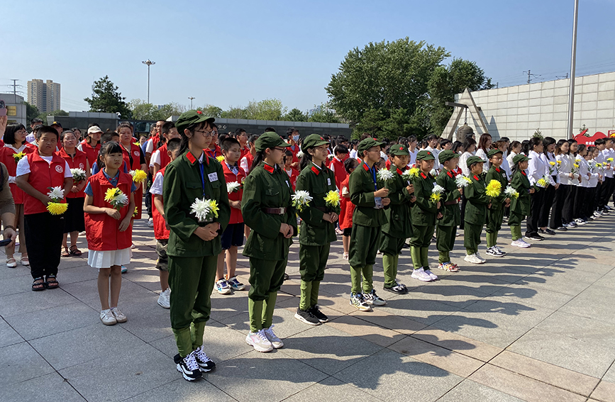 學生們向抗日英烈敬獻菊花。沈陽“九一八”歷史博物館供圖