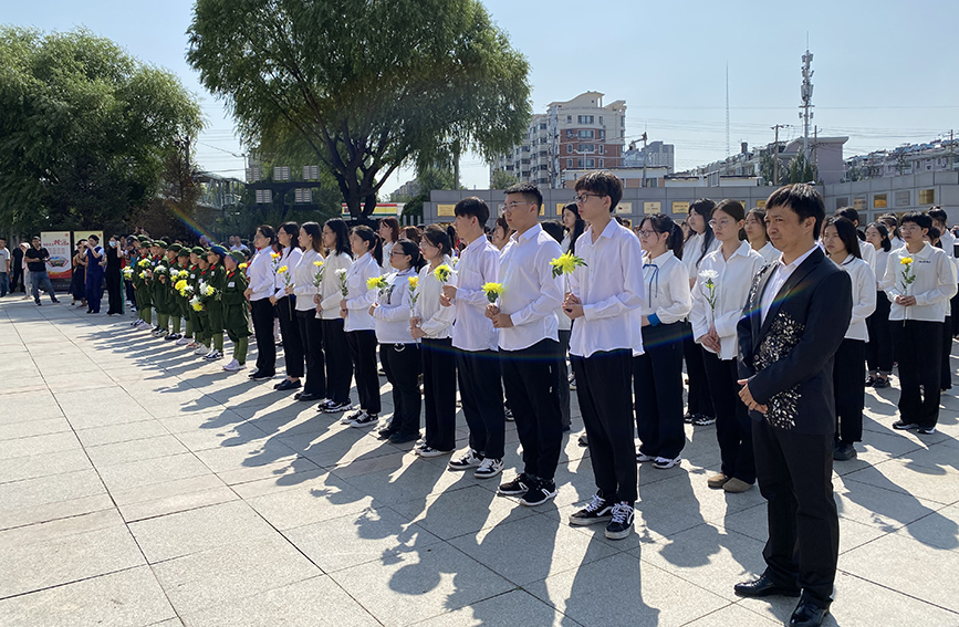 學生們向抗日英烈敬獻菊花。沈陽“九一八”歷史博物館供圖