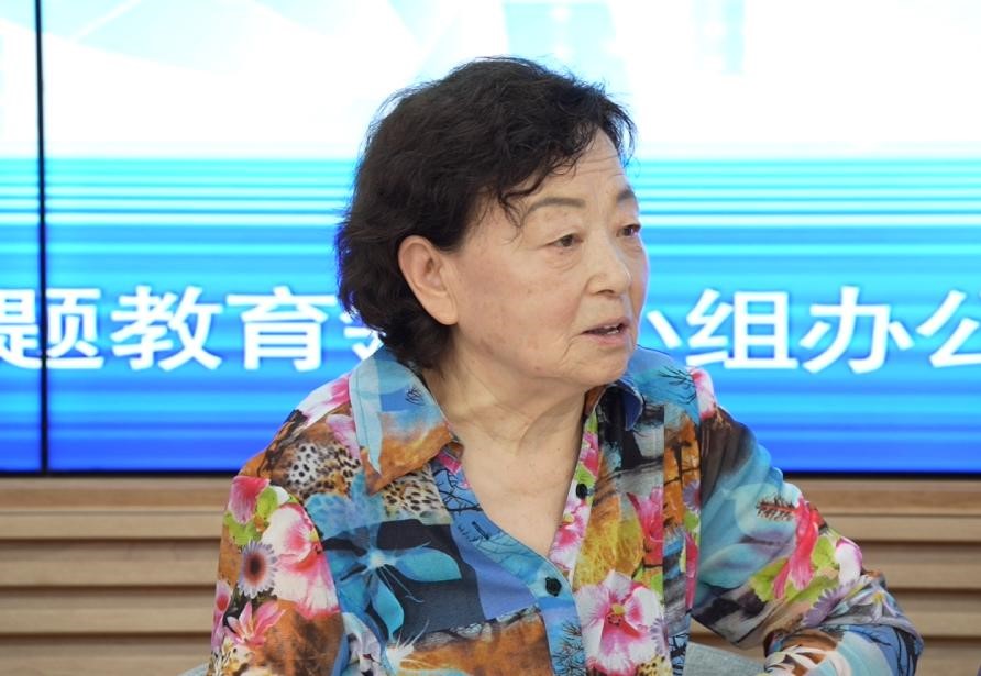 老党员邹凤梅对老旧小区供热问题提出建议。人民网 邱宇哲摄