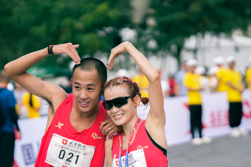 遼寧選手白麗（右）以2:31:50 獲得全程馬拉鬆女子冠軍，並打破賽會記錄。人民網記者 邱宇哲攝