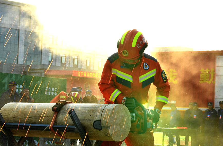 破拆器材應急維修操作競賽項目。遼寧省消防救援總隊供圖