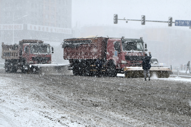 應對強降雪 沈陽市1.3萬名環衛工人晝夜奮戰守護出行【7】