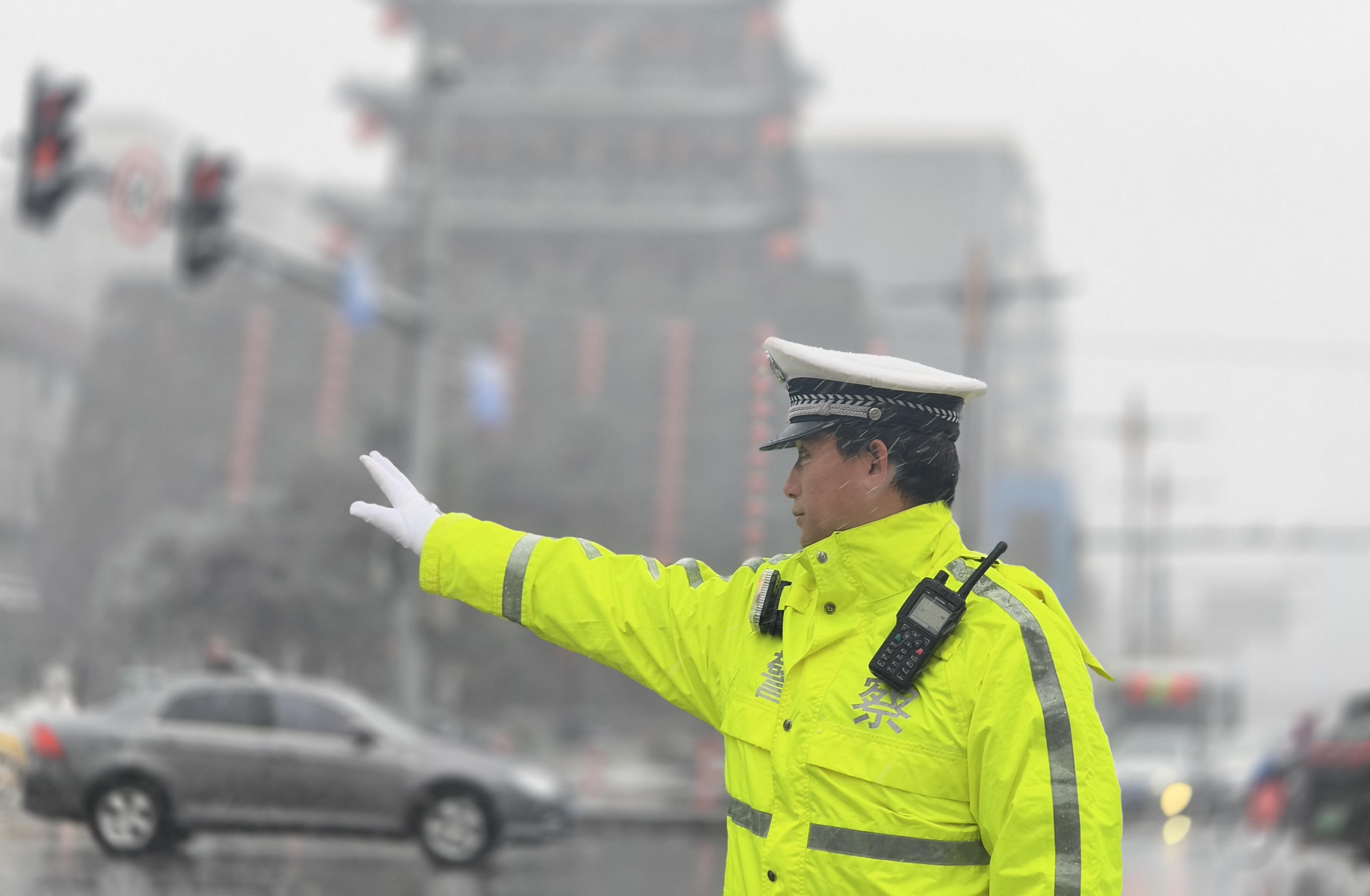 雨雪中堅守 沈陽交警守護市民平安出行