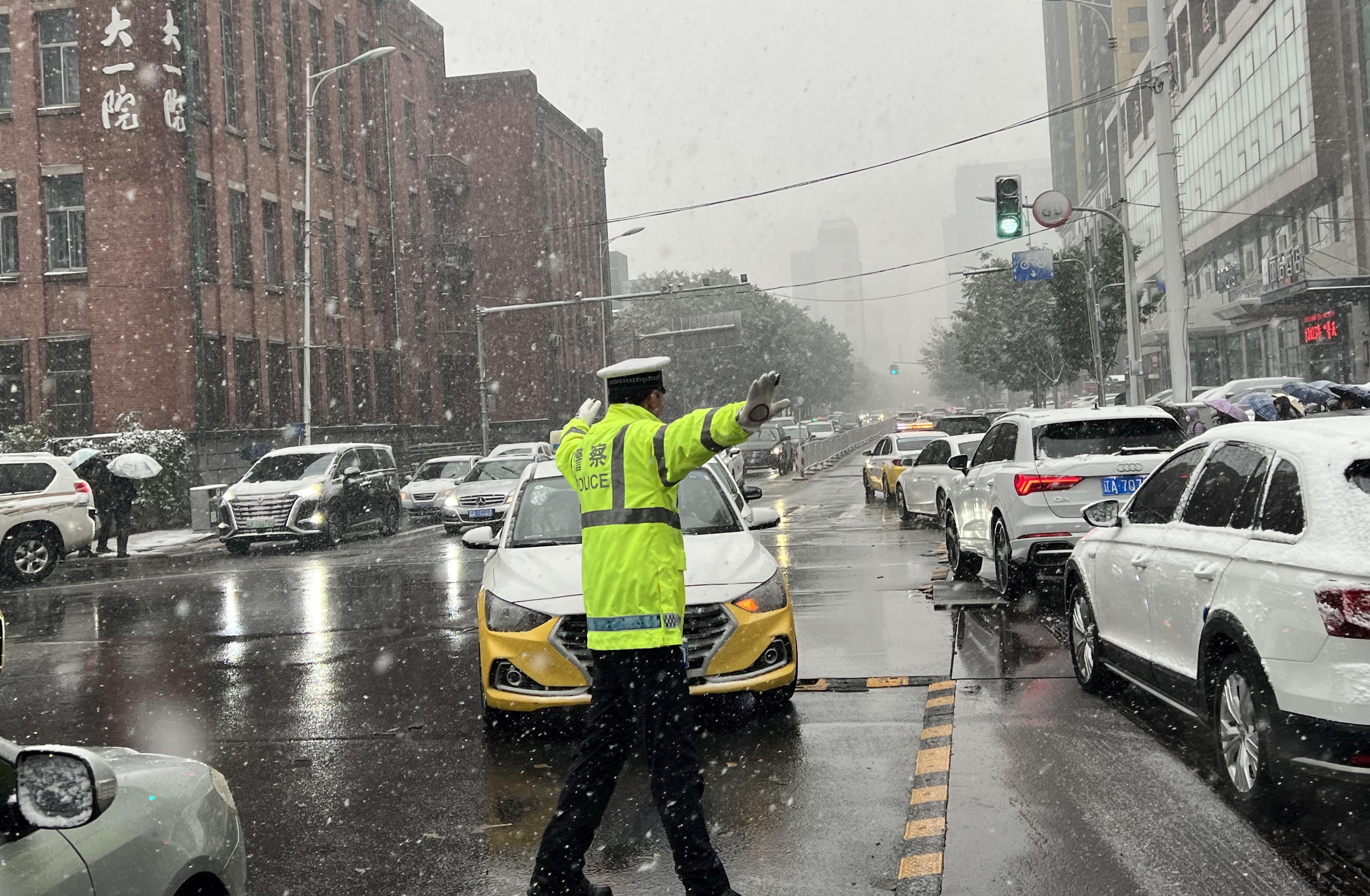 雨雪中堅守 沈陽交警守護市民平安出行