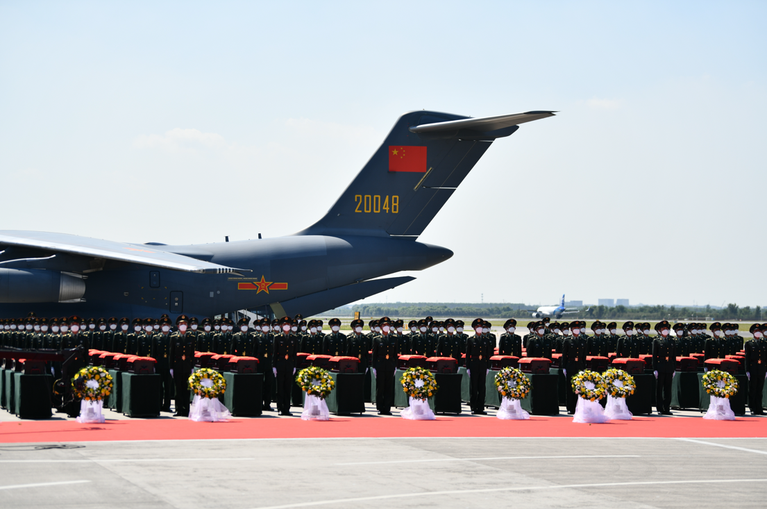 2021年9月2日，第八批在韩中国人民志愿军烈士遗骸抵达沈阳桃仙国际机场。人民网记者 邱宇哲摄
