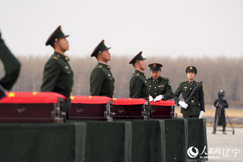 礼兵整理擦拭棺椁，平整覆盖的国旗。人民网记者 邱宇哲 摄