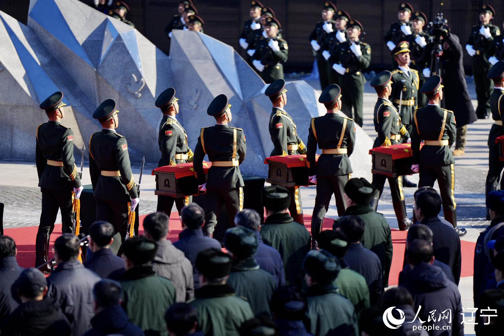 英雄回家｜第十批在韩中国人民志愿军烈士遗骸安葬仪式在沈阳举行【2】