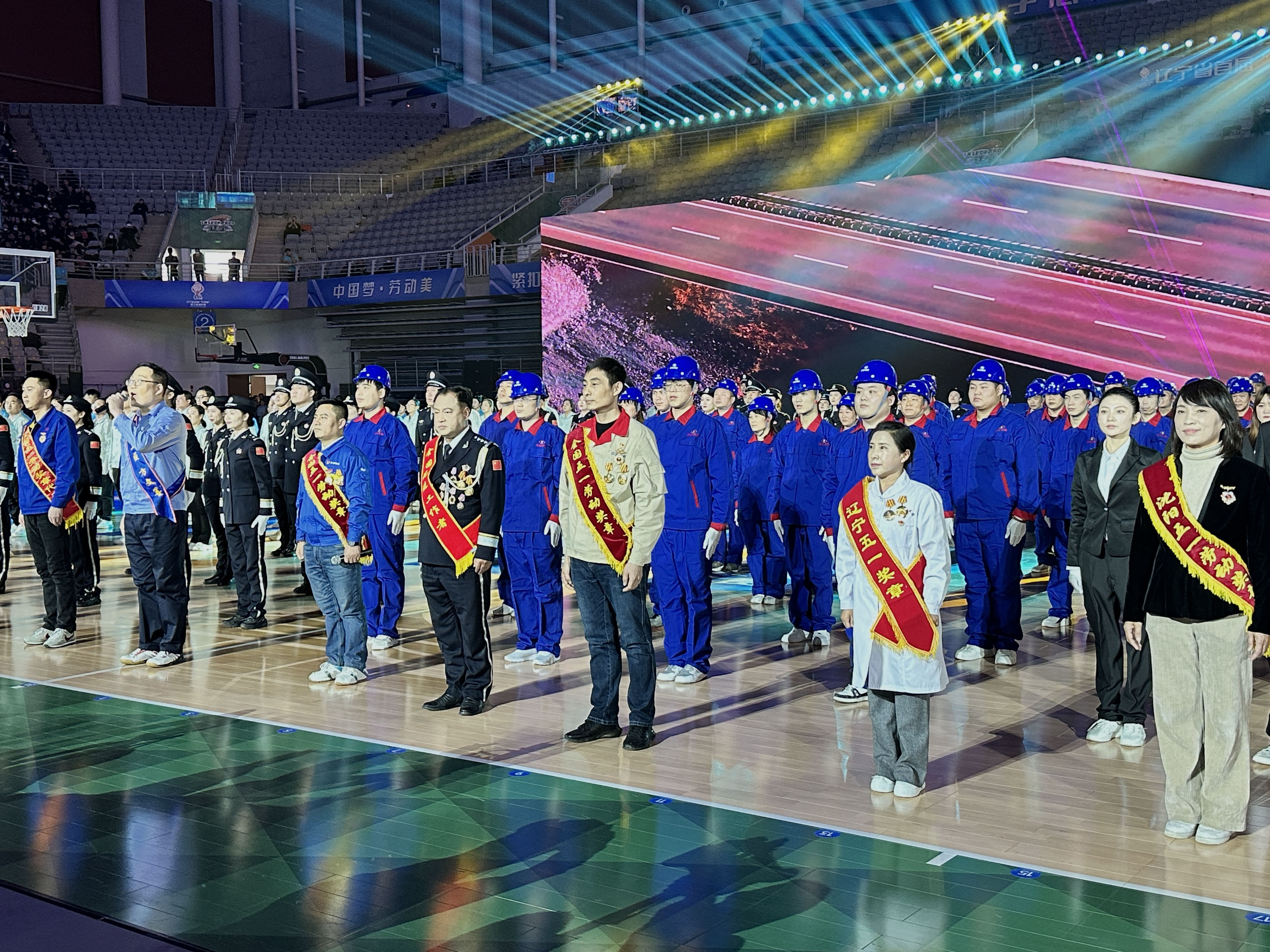 辽宁省首届“先锋杯”职工篮球比赛在沈阳开幕。人民网记者 尹柏寒摄