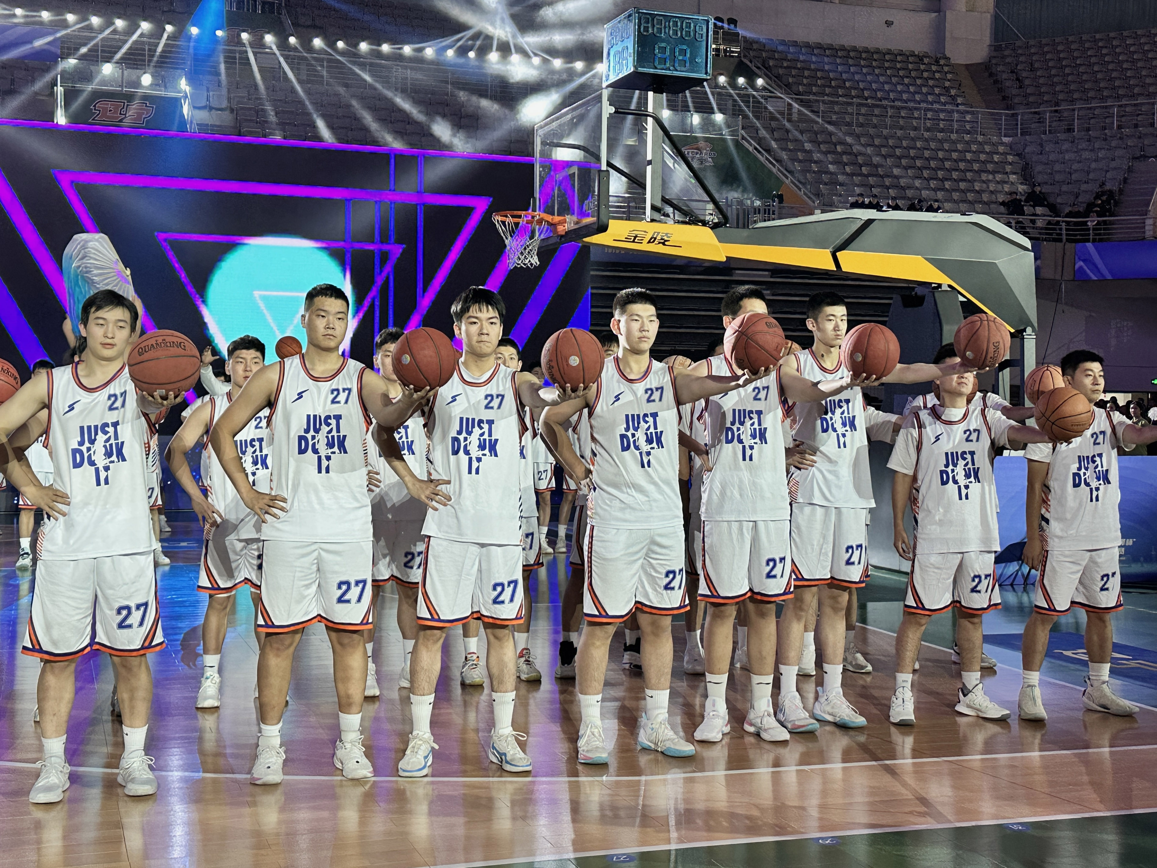 辽宁省首届“先锋杯”职工篮球比赛在沈阳开幕。人民网记者 尹柏寒摄