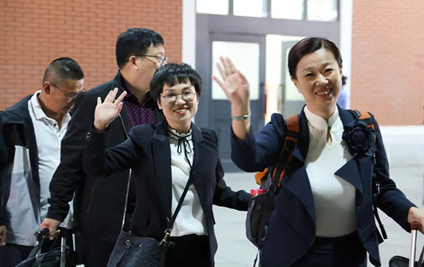 辽宁省代表团赴京参加中国工会十八大