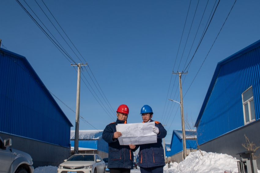 12月16日，遼寧沈陽供電公司為遼中區遼牧寨村養殖基地制訂電力保供方案。陳龍 攝