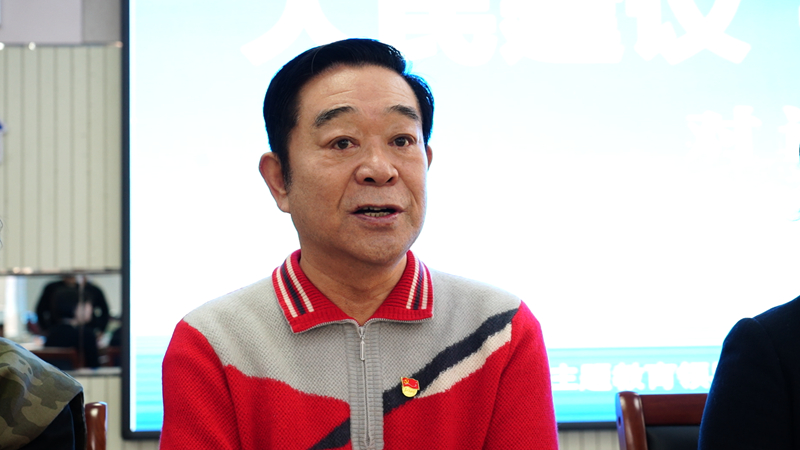 市民代表刘信明针对老旧小区改造提出自己的建议。人民网记者 周颂雪摄