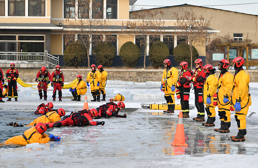开展冰域落水自救科目。辽宁省消防救援总队供图