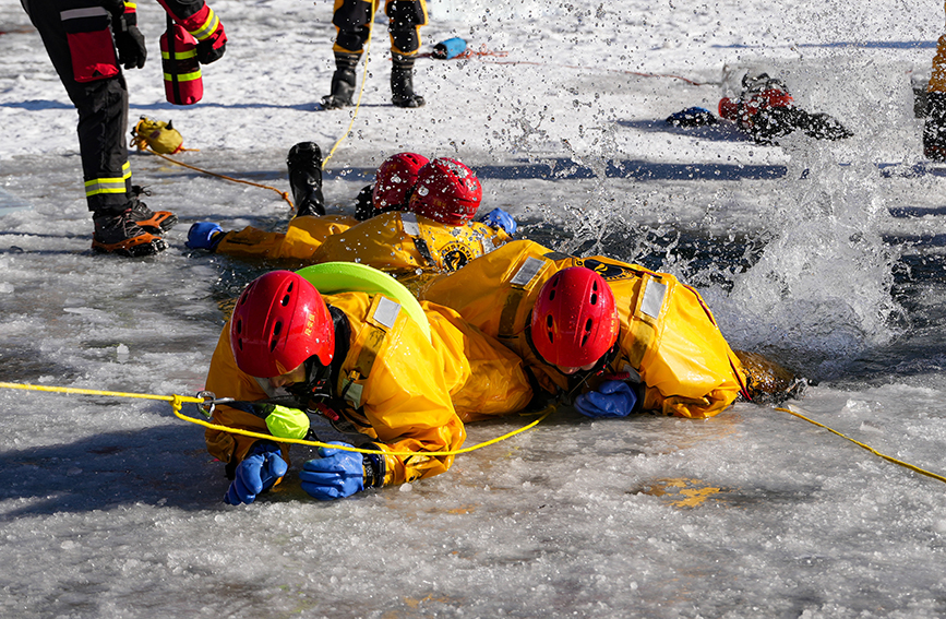 开展冰域绳索救援科目。辽宁省消防救援总队供图
