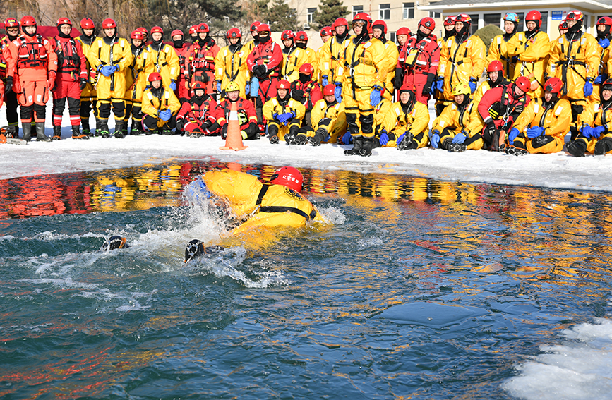 开展冰域落水自救科目。辽宁省消防救援总队供图