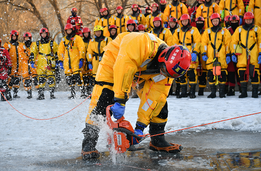 开展冰层切割及移除科目。辽宁省消防救援总队供图