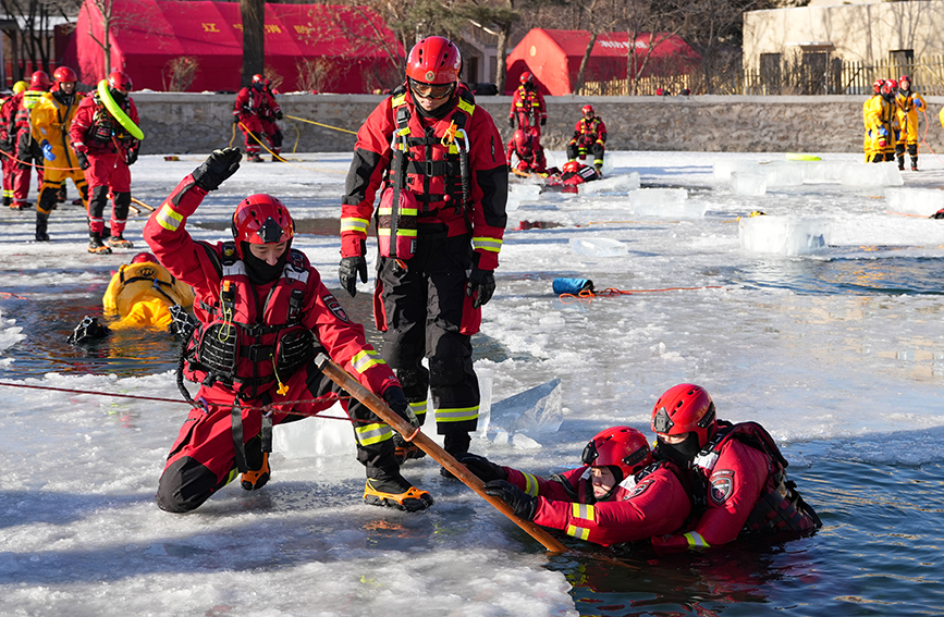 开展冰域单杠梯救援科目。辽宁省消防救援总队供图