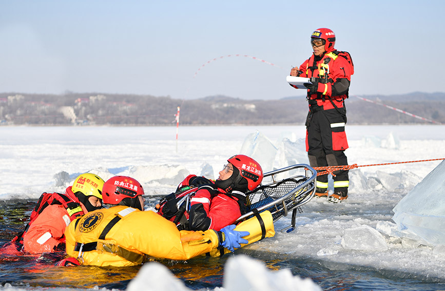 开展冰域可漂浮担架救援科目。辽宁省消防救援总队供图