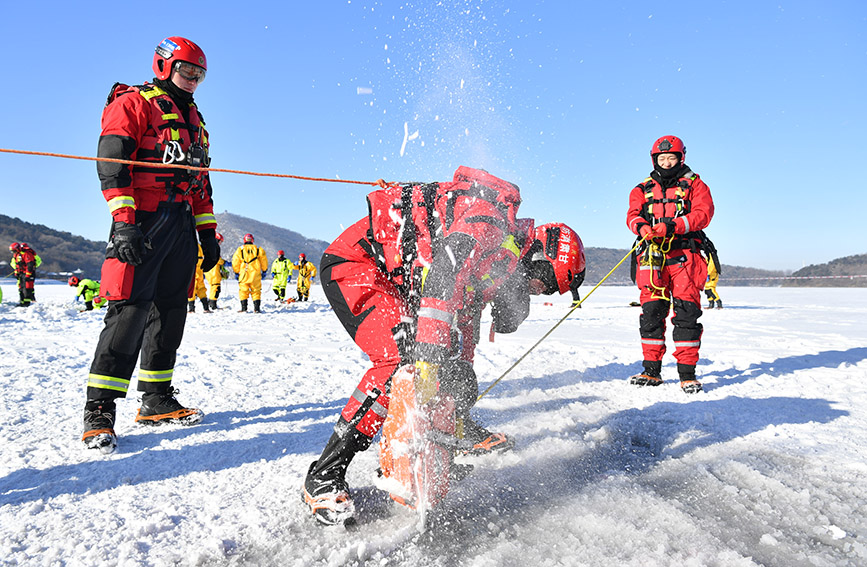 开展冰层切割及移除科目。辽宁省消防救援总队供图