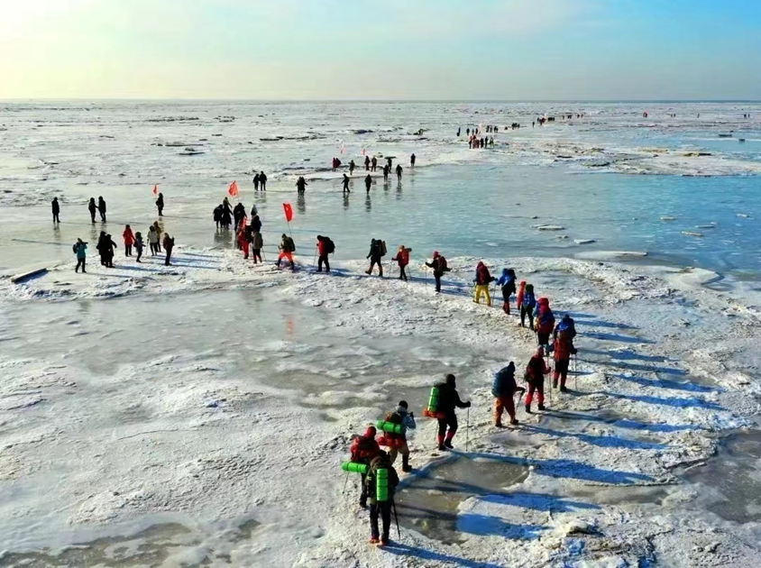 冬日的盘锦红海滩，冰封万顷滩涂，冰排层峦叠嶂，冰凌千姿百态。盘锦市委宣传部供图