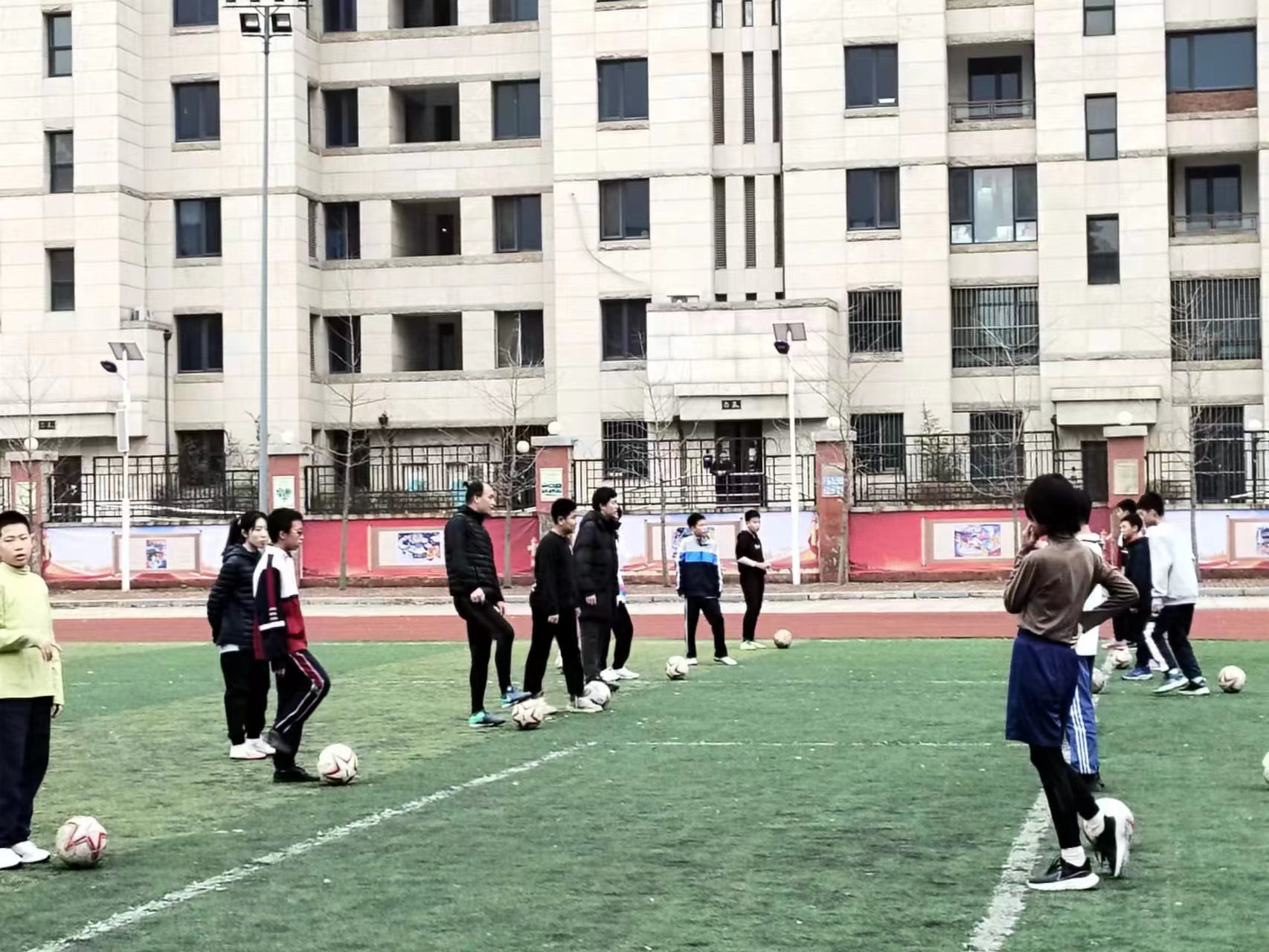 虹橋中學大課間足球活動。