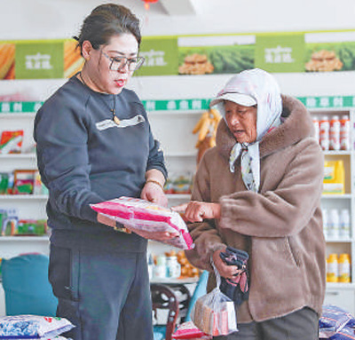 阜新蒙古族自治县王府镇，农户在一家农资商店选购种子。新华社记者 龙 雷摄