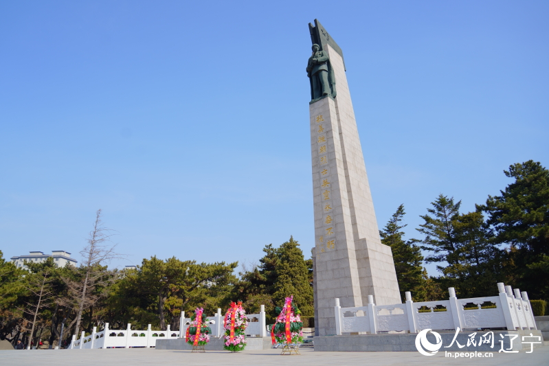 沈陽少先隊員祭掃抗美援朝烈士陵園。人民網記者 邱宇哲攝