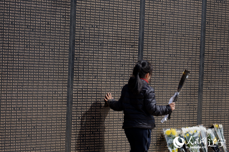 沈阳少先队员祭扫抗美援朝烈士陵园。人民网记者 邱宇哲摄