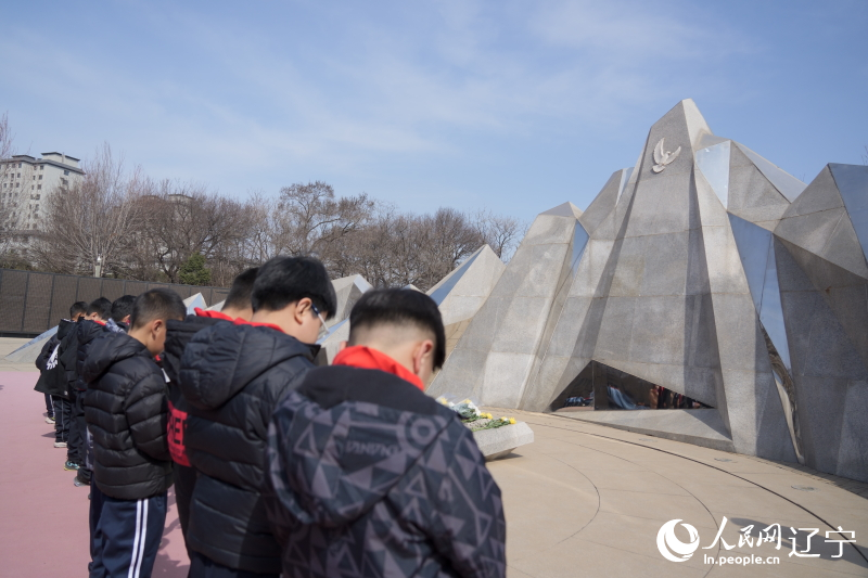 沈陽少先隊員祭掃抗美援朝烈士陵園。人民網記者 邱宇哲攝