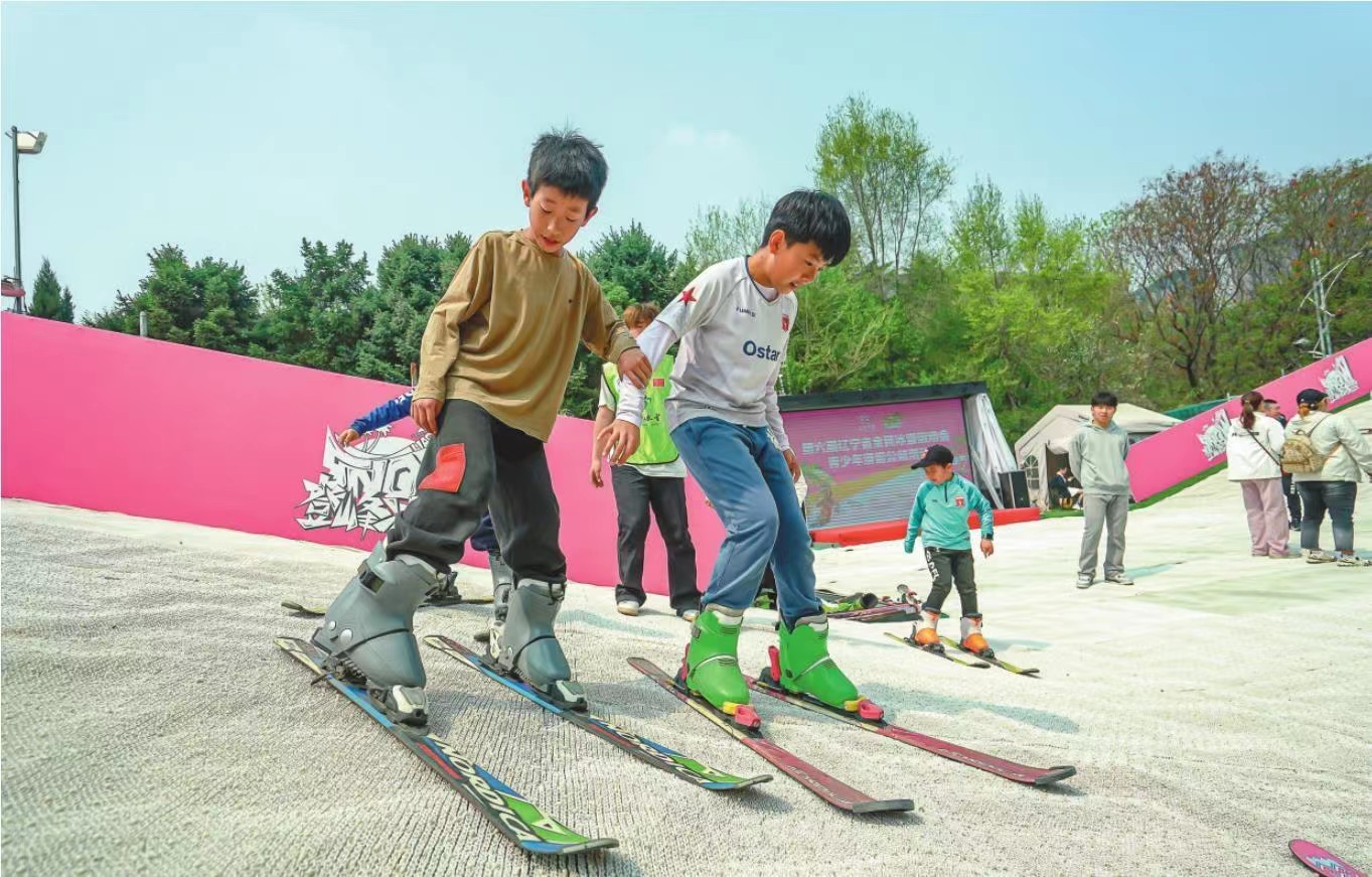 图为小学员参加滑雪培训。 记者 朱才威 摄