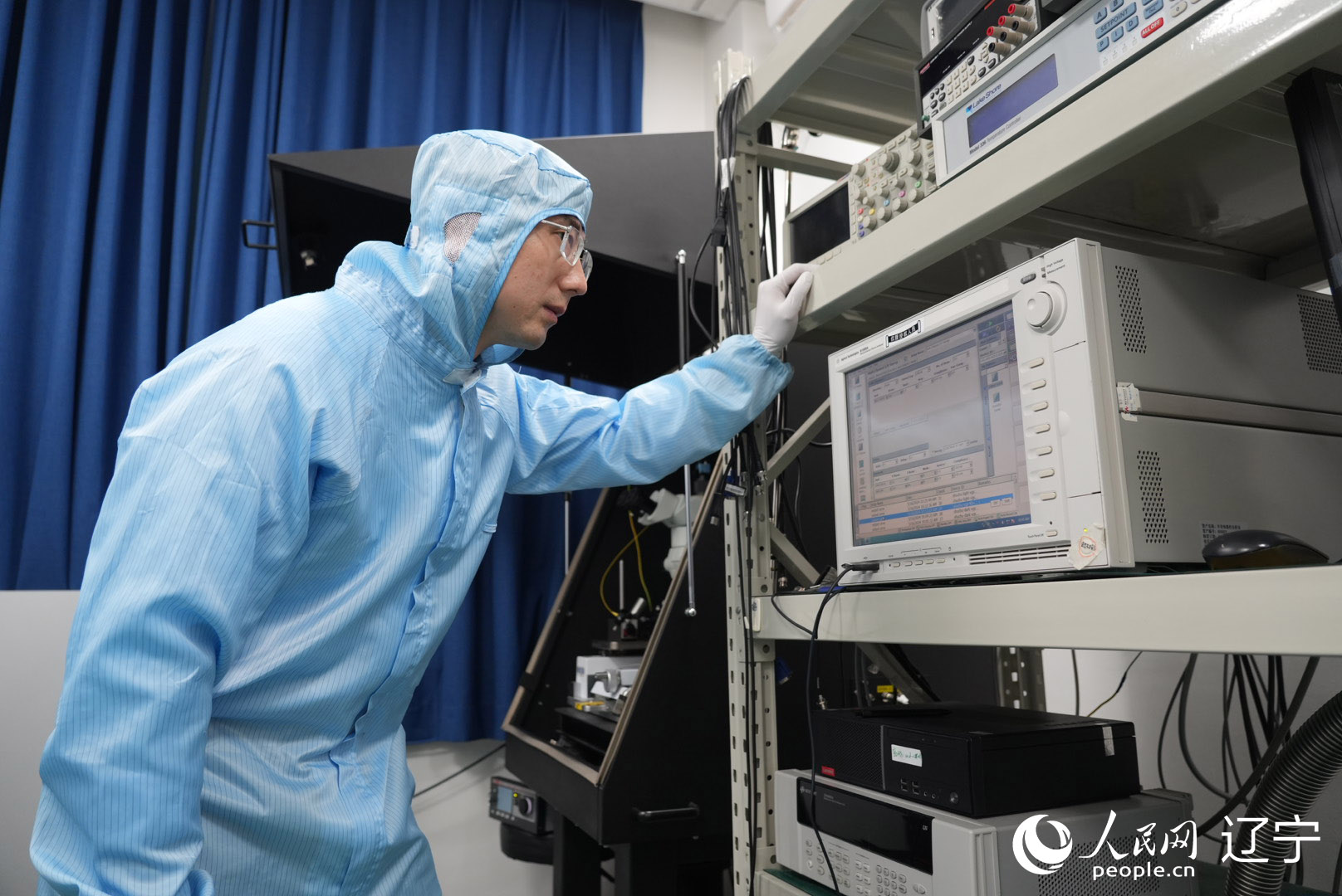 在中国科学院金属研究所纳米碳基电子器件超净实验室内，孙东明在查看试验样品数据。人民网记者 周颂雪摄