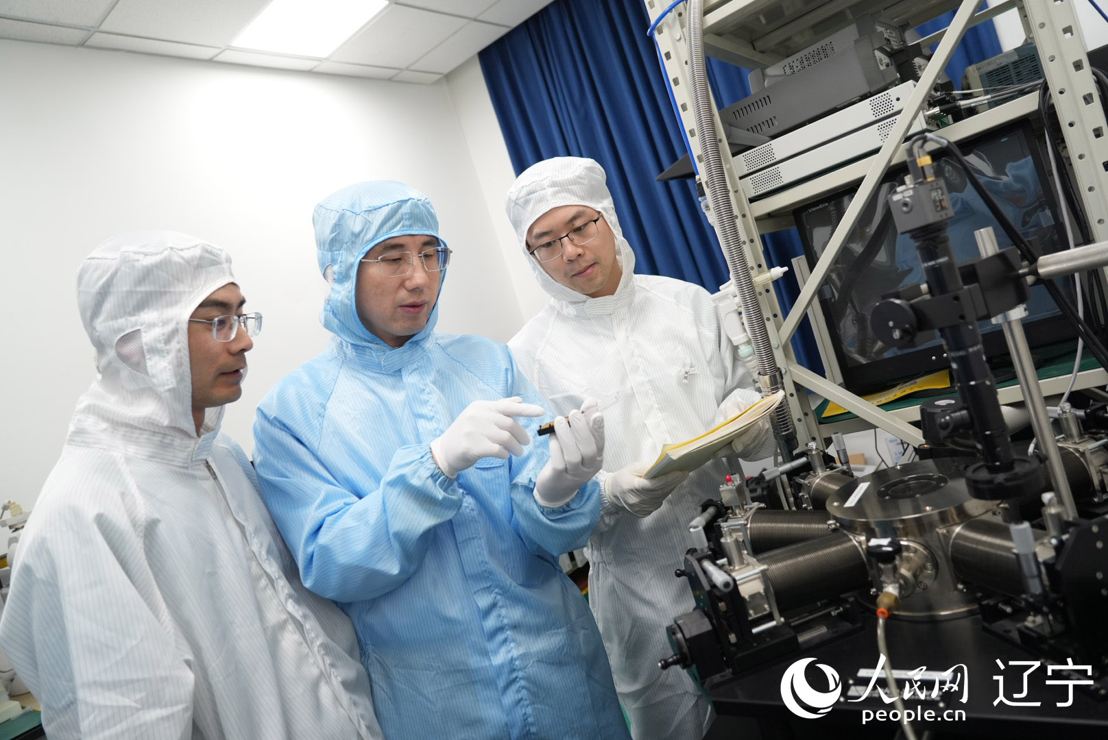 在中国科学院金属研究所纳米碳基电子器件超净实验室内，孙东明与助手在讨论试验样品。人民网记者 周颂雪摄