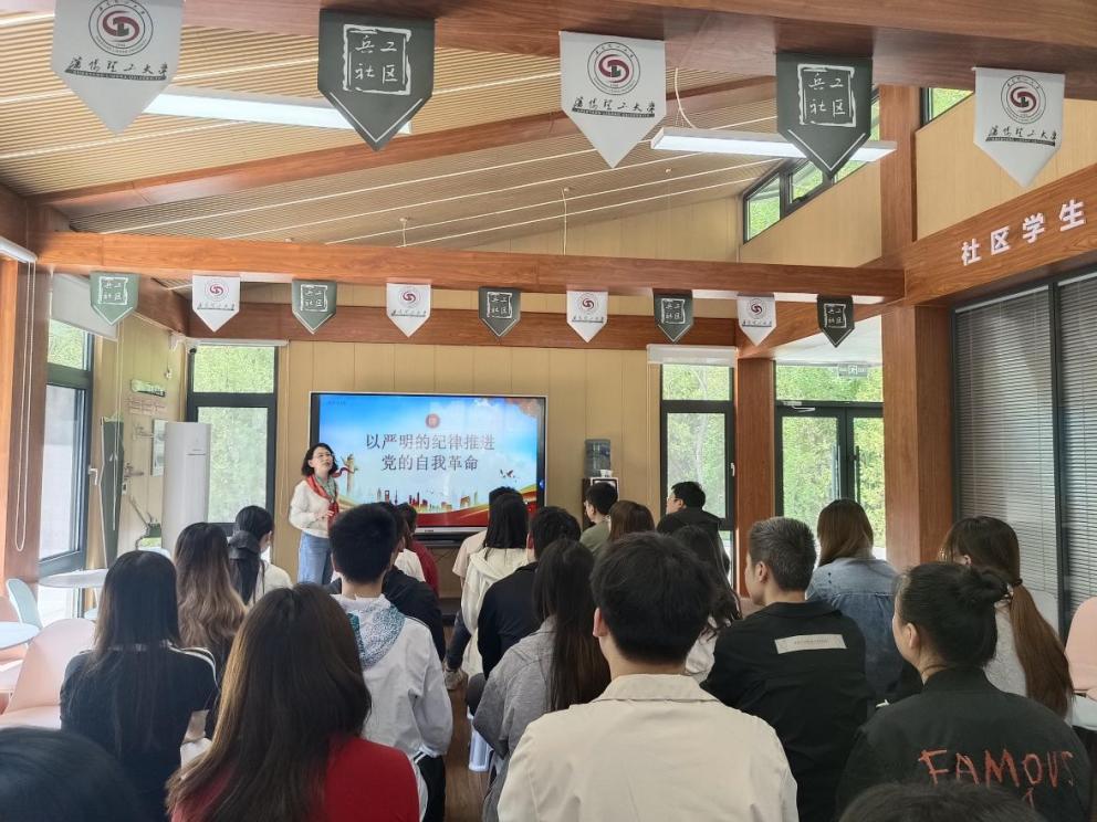 基层党委下沉“一站式”学生社区开展专题党课
