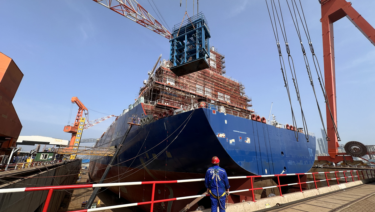 中國船舶大連造船裝備公司正在進行生產