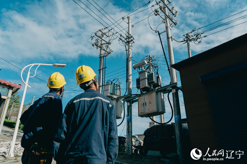 10台變壓器、36基高壓電線杆都是楊棟每天檢查的重點。近些年，楊棟有了徒弟（右），從此陪伴楊棟的不再是自己的影子。人民網記者 邱宇哲攝