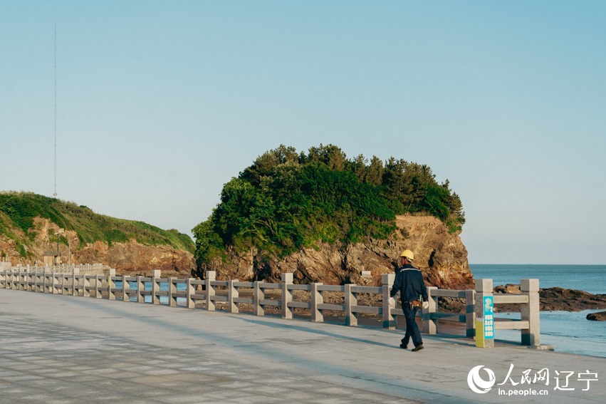 在守護海島電力的漫長歲月中，楊棟已經堅持了36年。人民網記者 邱宇哲攝