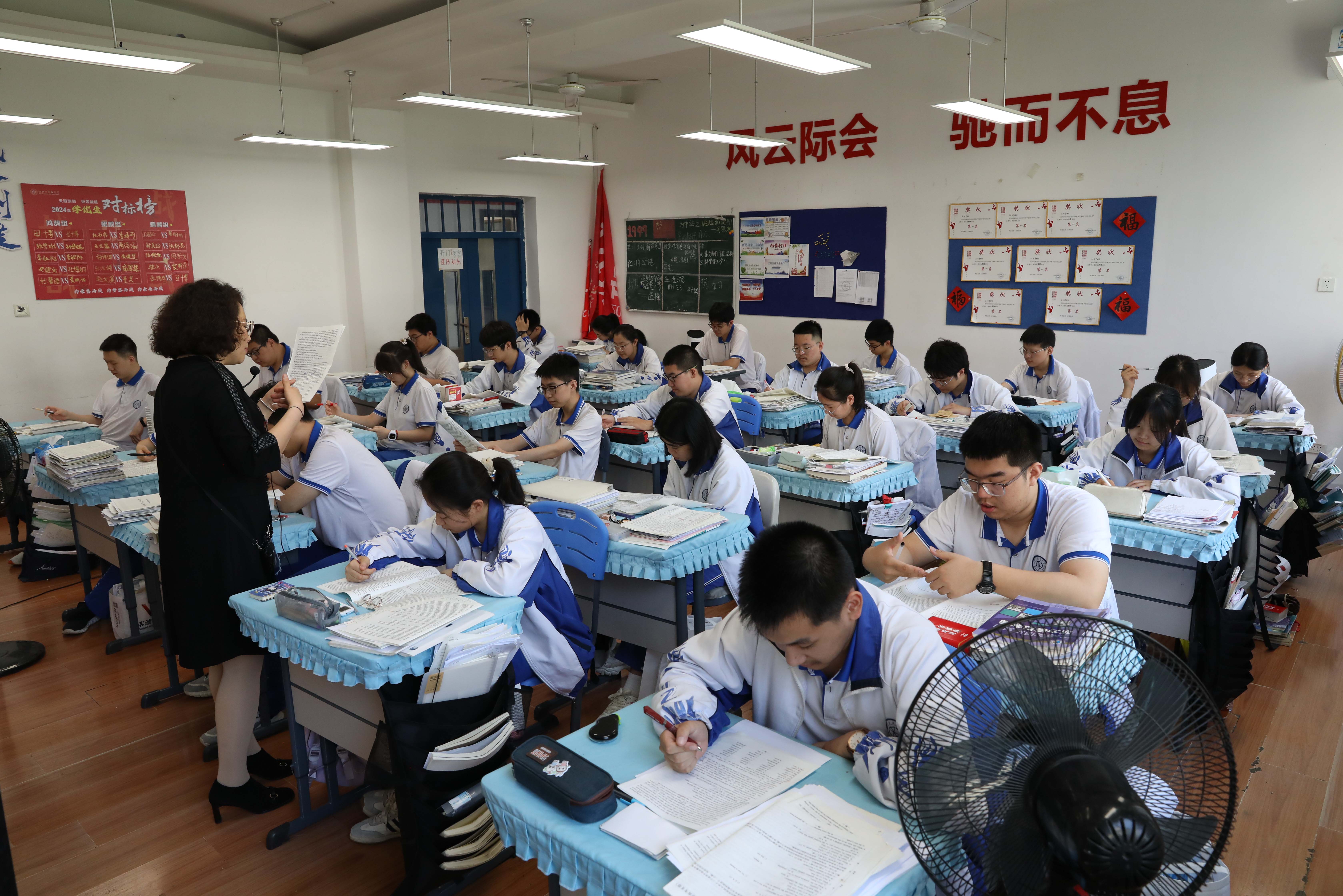 记者来到沈阳市第五中学，今年将有543名考生走进高考考场。学生们在老师的带领下进行着最后的准备。