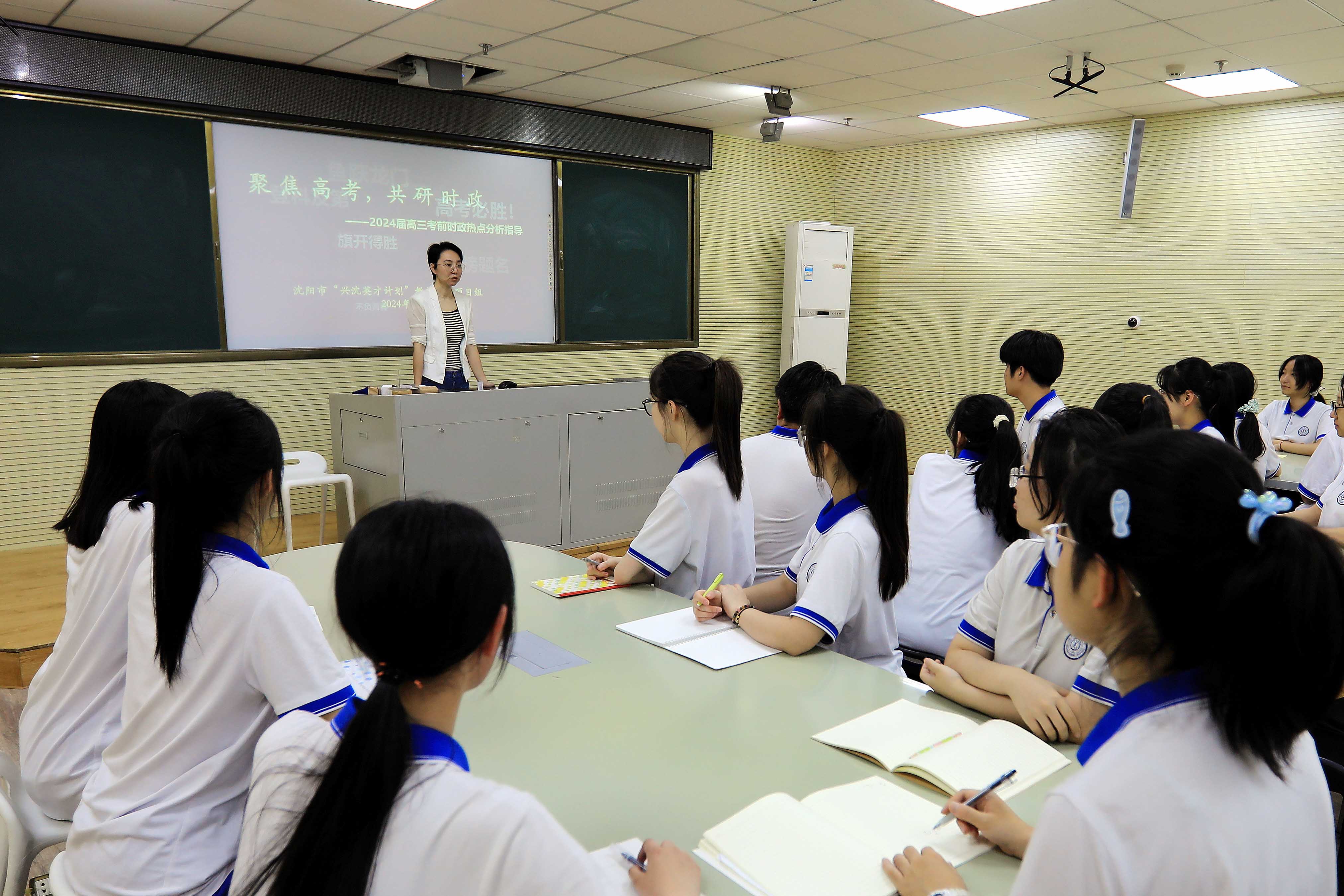 “兴沈英才计划”教学名师在为同学们指导备考。