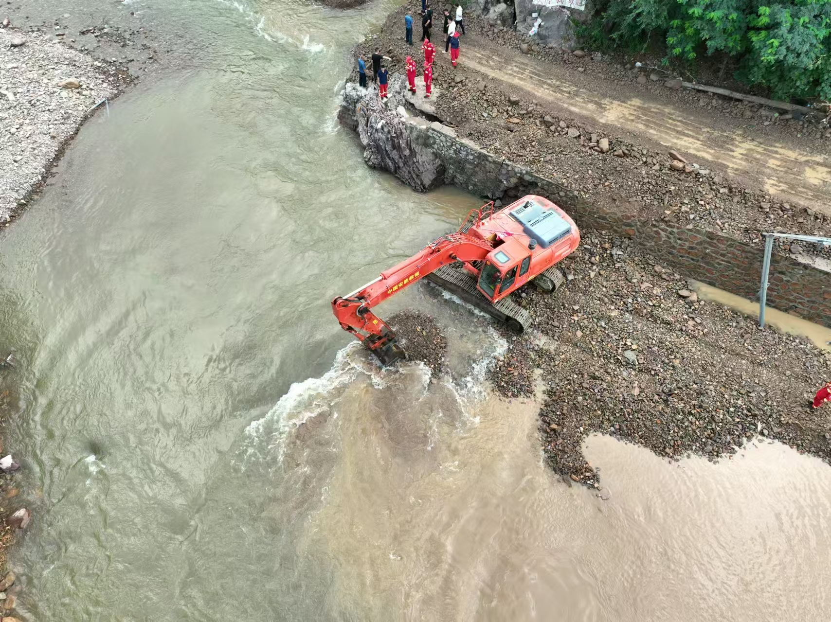 【直击抢险第一线】绥中县一临时道路抢通 被困人员疏散