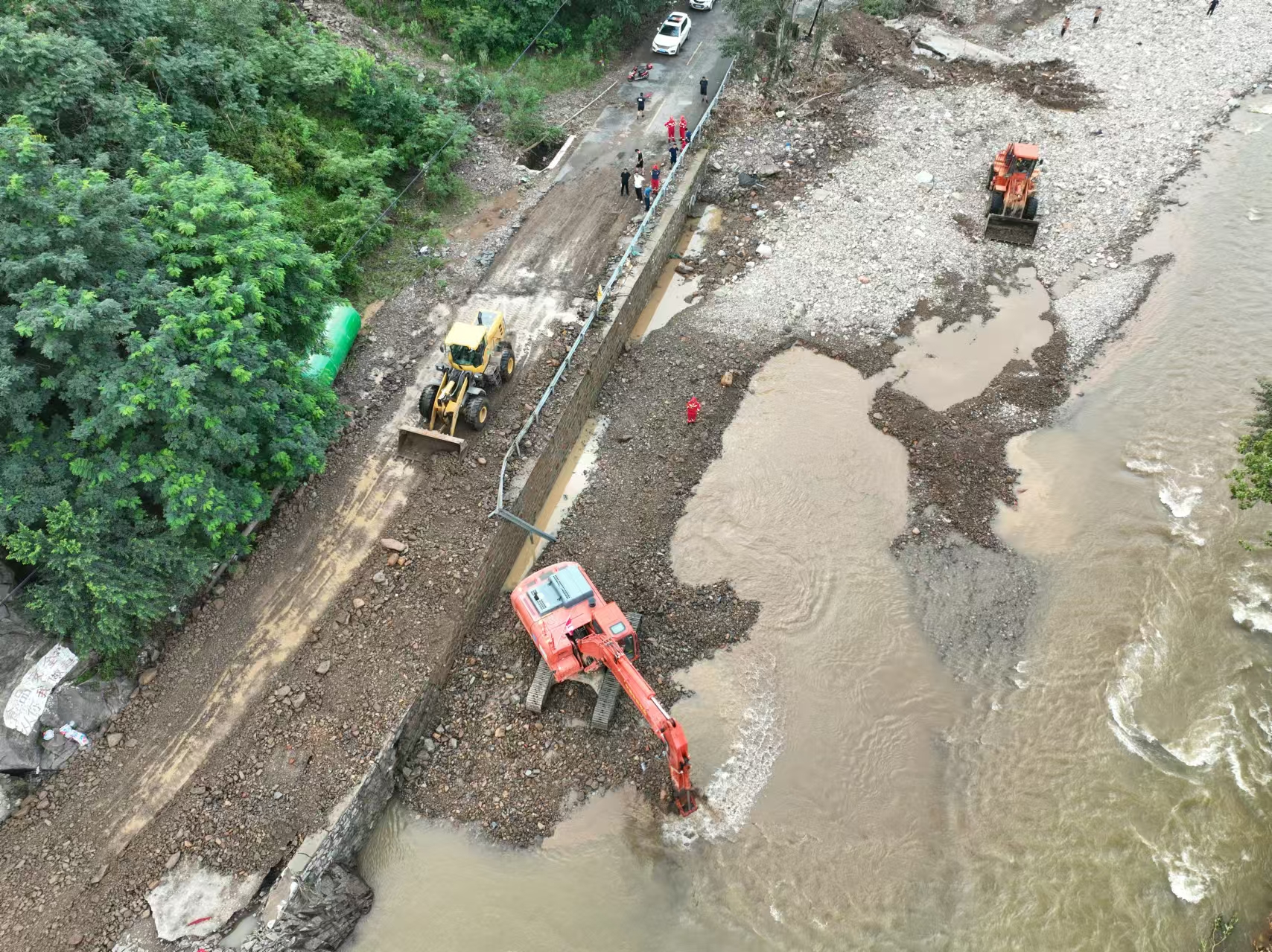 【直击抢险第一线】绥中县一临时道路抢通 被困人员疏散【3】