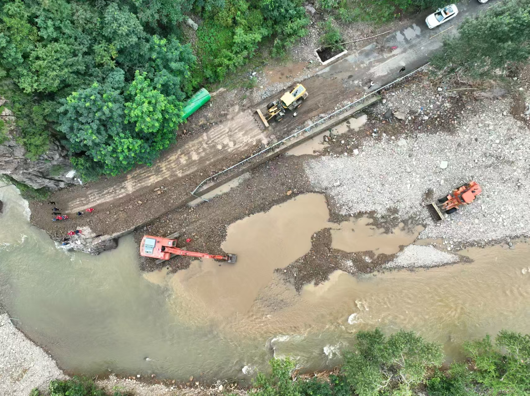 【直击抢险第一线】绥中县一临时道路抢通 被困人员疏散【4】