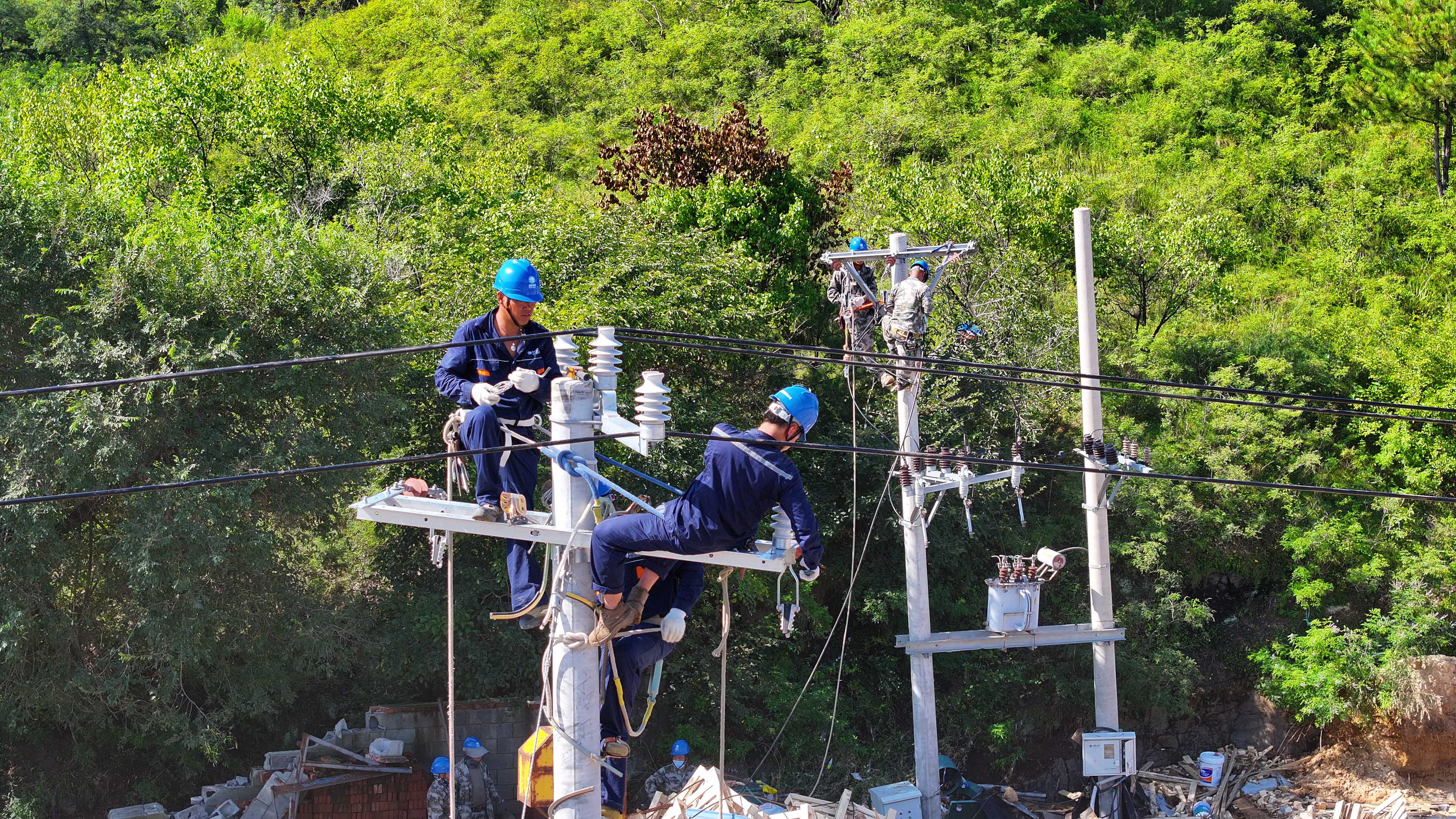 8月25日，国网辽宁电力抢修队伍在10千伏黑山科线开展抢修作业。徐海亮 摄