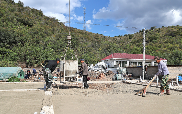 建昌县八家子镇前石门子村，村民家中的地面正在进行平整。田嘉 摄