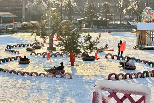 游客在老院子景区体验雪上项目。人民网记者 孝媛摄