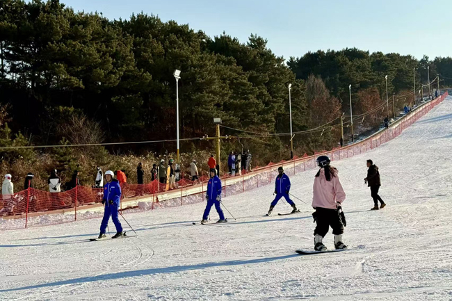 游客在千山滑雪场内体验滑雪运动。人民网记者 孝媛摄