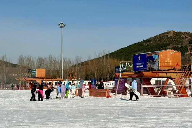 滑雪愛好者在何家溝滑雪場索道站排隊。人民網記者 孝媛攝