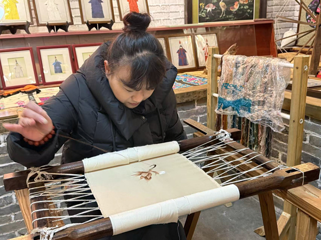 刺繡技藝展示。人民網記者 孝媛攝